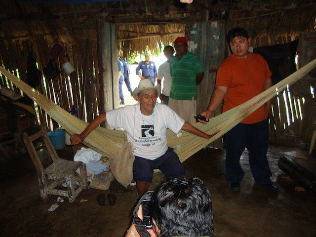 El maestro de músicos de Yaxley, Quintana Roo, Vicente Ek, en su vivienda.