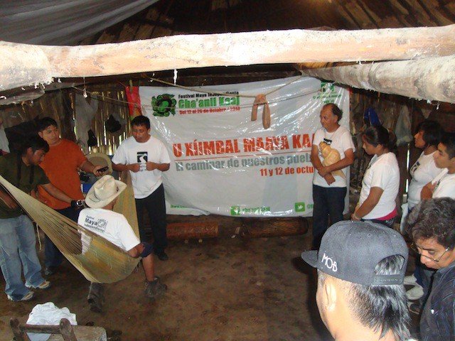 Vicente Ek en su humilde vivienda de Yaxley.