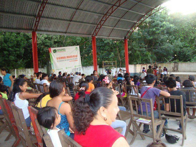 Un cuentacuentos en Tihosuco.
